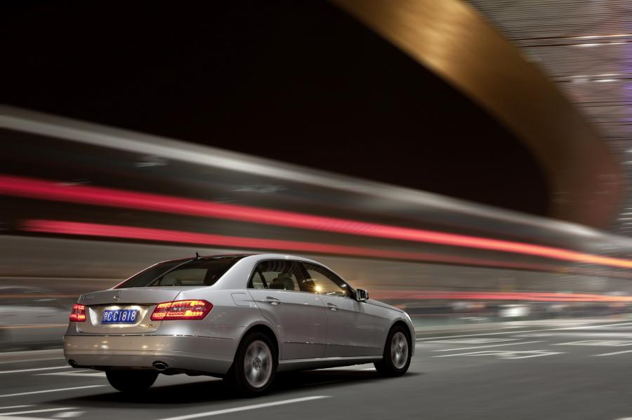 Mercedes-Benz E-Class L 2011 года  (фото 16 из 17)